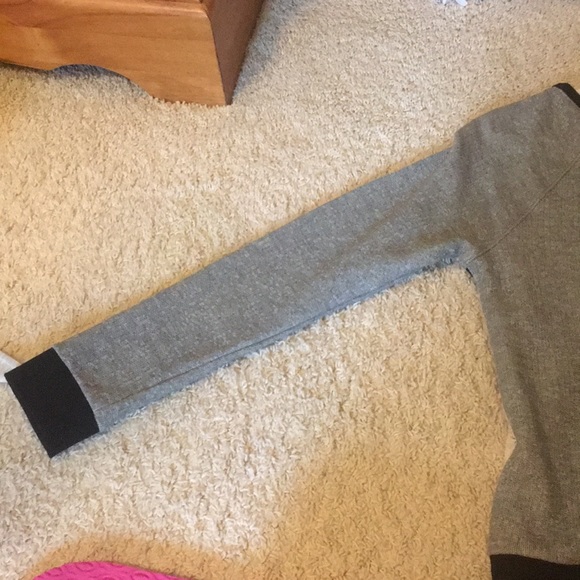 Lace Design Crew Neck - Picture 3 of 5